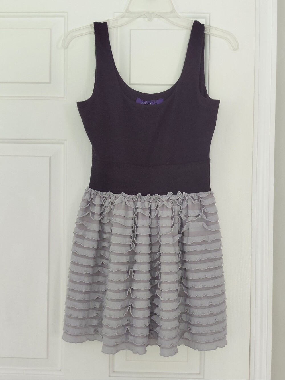 Mikey Cyrus Max Azria Ruffle Mini Lined Party Holiday Stretch Dress Size M.